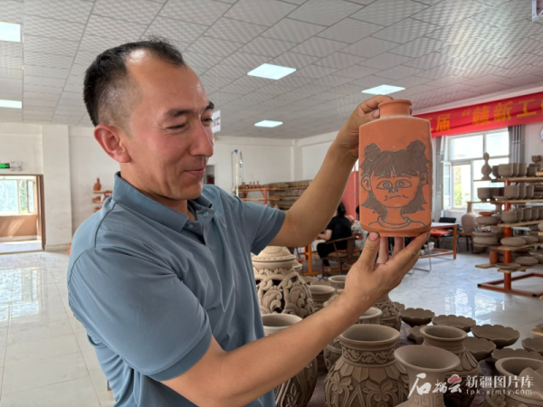 配资专业股票 边关万里行·遇见丨阿克陶匠人给土陶打“艺术点滴”